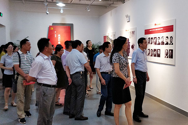 红旗飘飘映初心，青春筑梦启新程——学院组织参观“红旗飘飘”主题展览活动侧记